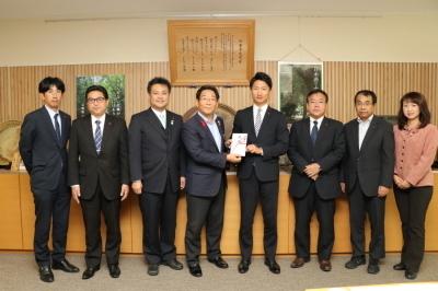 尼崎市議会維新の会のみなさんより手渡された義援金を手に記念撮影する市長の写真
