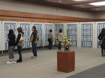 宍粟市児童生徒書初め展にて家族連れで訪れた人たちが展示されている作品を見ている写真