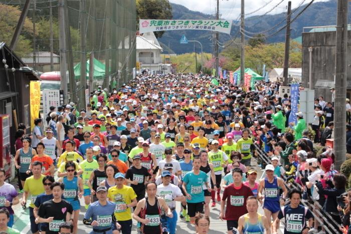 大勢の方が参加した第13回宍粟市さつきマラソン大会のランナーのかたの写真