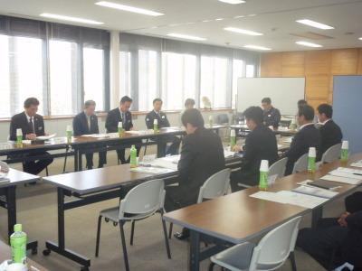 道路関係3協議会合同による県民局長要望会で話し合いをする11名ほどの参加者の写真