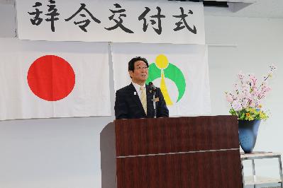 平成31年度市長辞令交付式で壇上で話す市長の写真