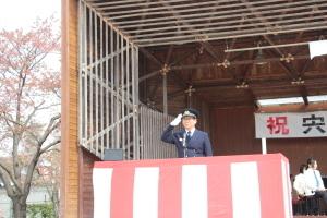 宍粟市消防団出初式で壇上で敬礼する市長の写真