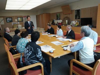 姫路検察審査会を前に話す市長の写真