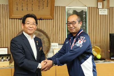 アジアマスターズで優勝した伊藤さんと市長の写真