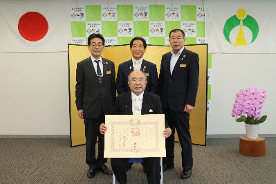 中村副市長、福元市長、西岡教育長が金屏風の前で伊藤一郎氏を囲んでいる写真