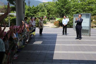 聖旨保育園が花の日に来庁し市長と話をしている写真