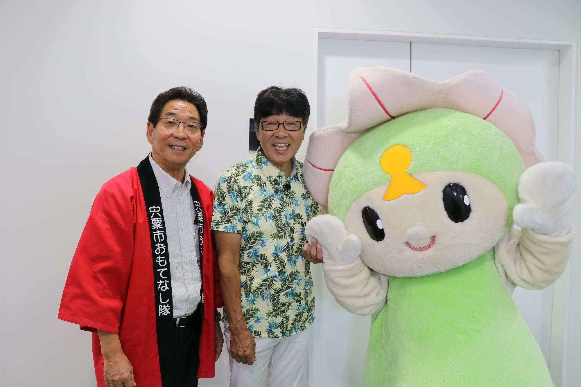 原田伸郎さんを中心に左に市長、右にしーたんが並んでいる写真