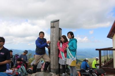 市長と女性2人が笑顔で山頂にある標識を囲んでいる記念写真