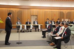 連合自治会総会にて感謝状贈呈する市長の写真