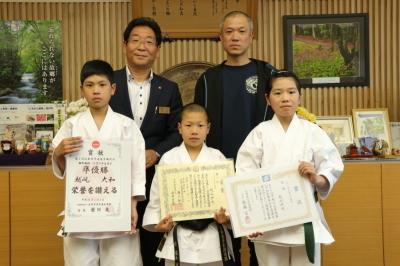 市長に第2回近畿空手道選手権大会優勝を報告する越乢伊吹くんの写真