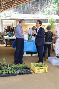 学遊館フェスタにて男性と話をする市長の写真