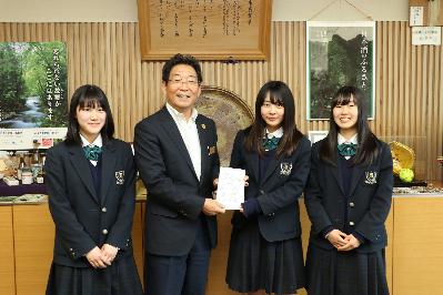 山崎高校生活創造課生徒3人とと市長の写真
