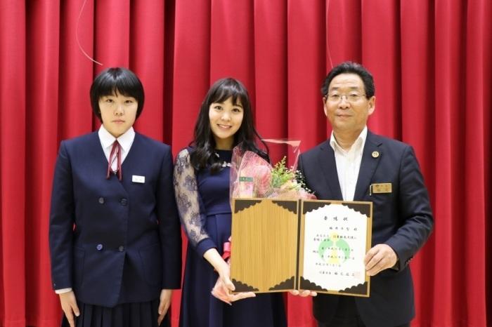 観光大使に選ばれた福井千聖さんが市長と生徒代表と一緒に写る記念写真