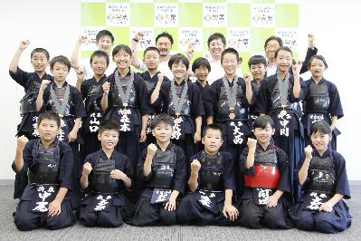 宍粟剣徳会の少年少女らが集合して記念撮影した写真