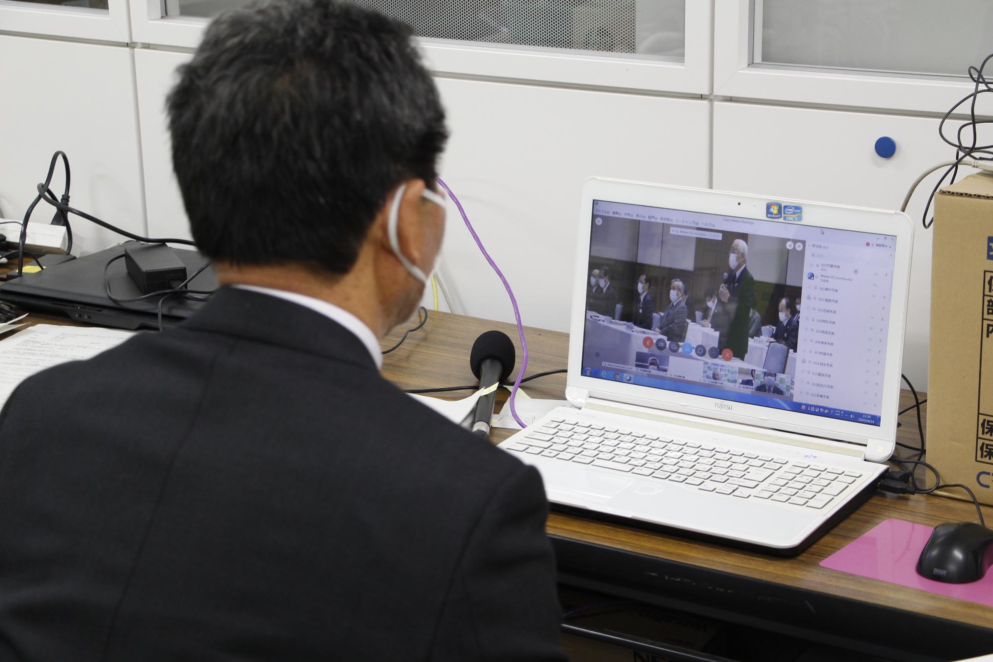 ウェブ会議でパソコン画面に映る井戸知事と懇談する福元市長の写真