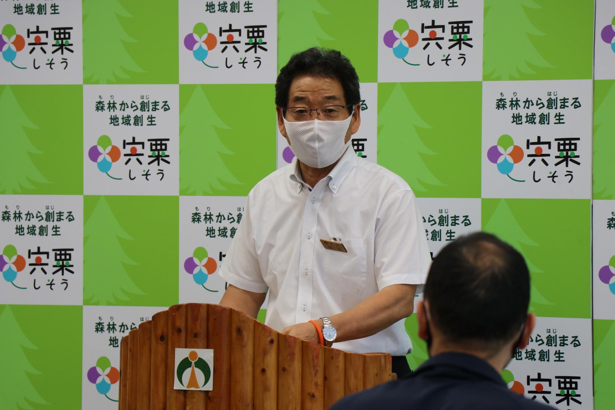 記者発表する宍粟市長の写真
