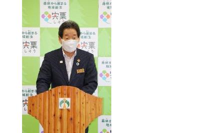 5月記者懇談会にて挨拶する福元市長の写真