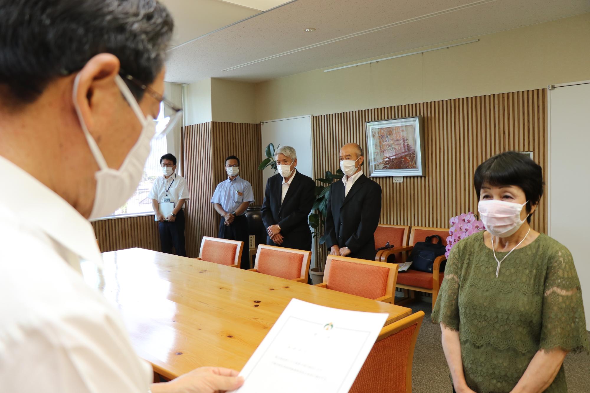 鳥居氏が市長から固定資産評価委員の任命を受けている写真