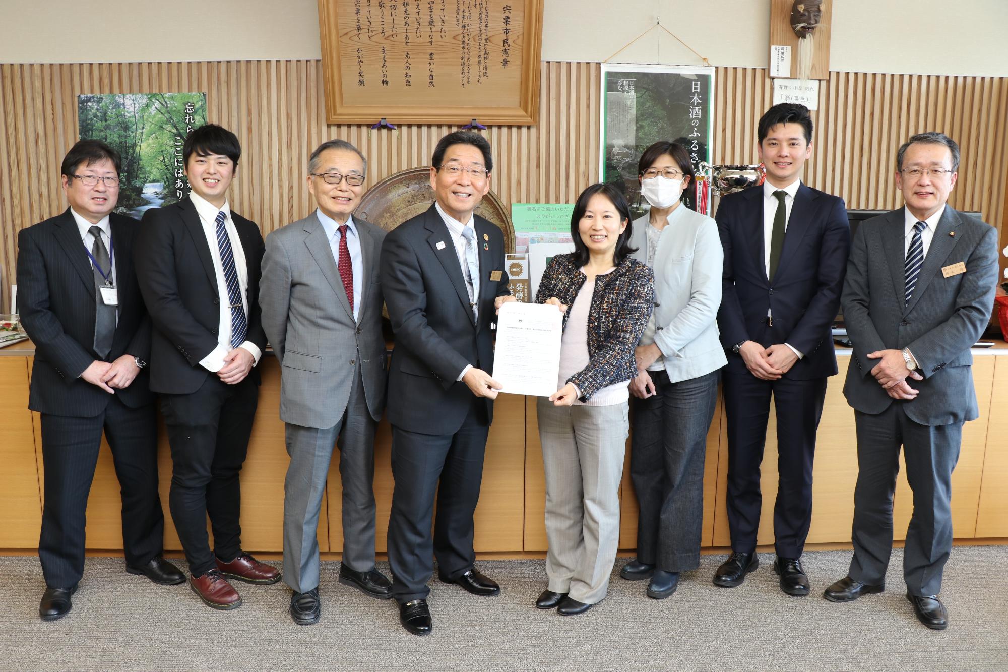 西本市議会議員、熊森協会職員に囲まれ、赤松氏、市長、室谷氏が並んでいる写真