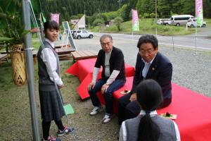 クリンソウまつりにてお茶席に座る市長と女子高校生の写真