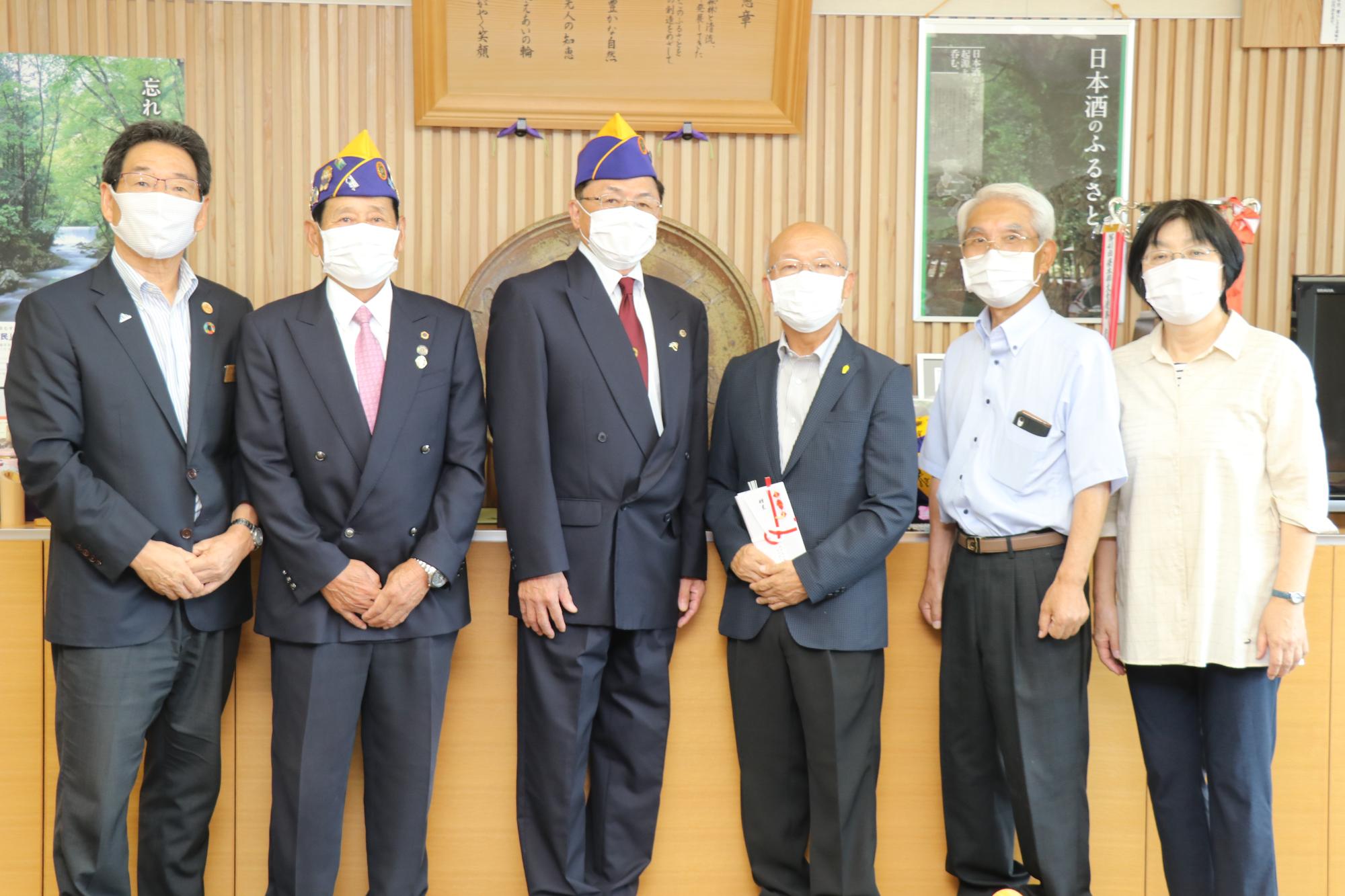 左から市長、山崎ライオンズクラブ小林健志会長、はりま一宮ライオンズクラブ飯田吉則会長、保護司会のみなさまの写真
