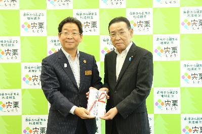 2019年6月20日西信理事長と市長の図書券贈呈式の写真