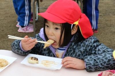 おもちを食べる園児の写真