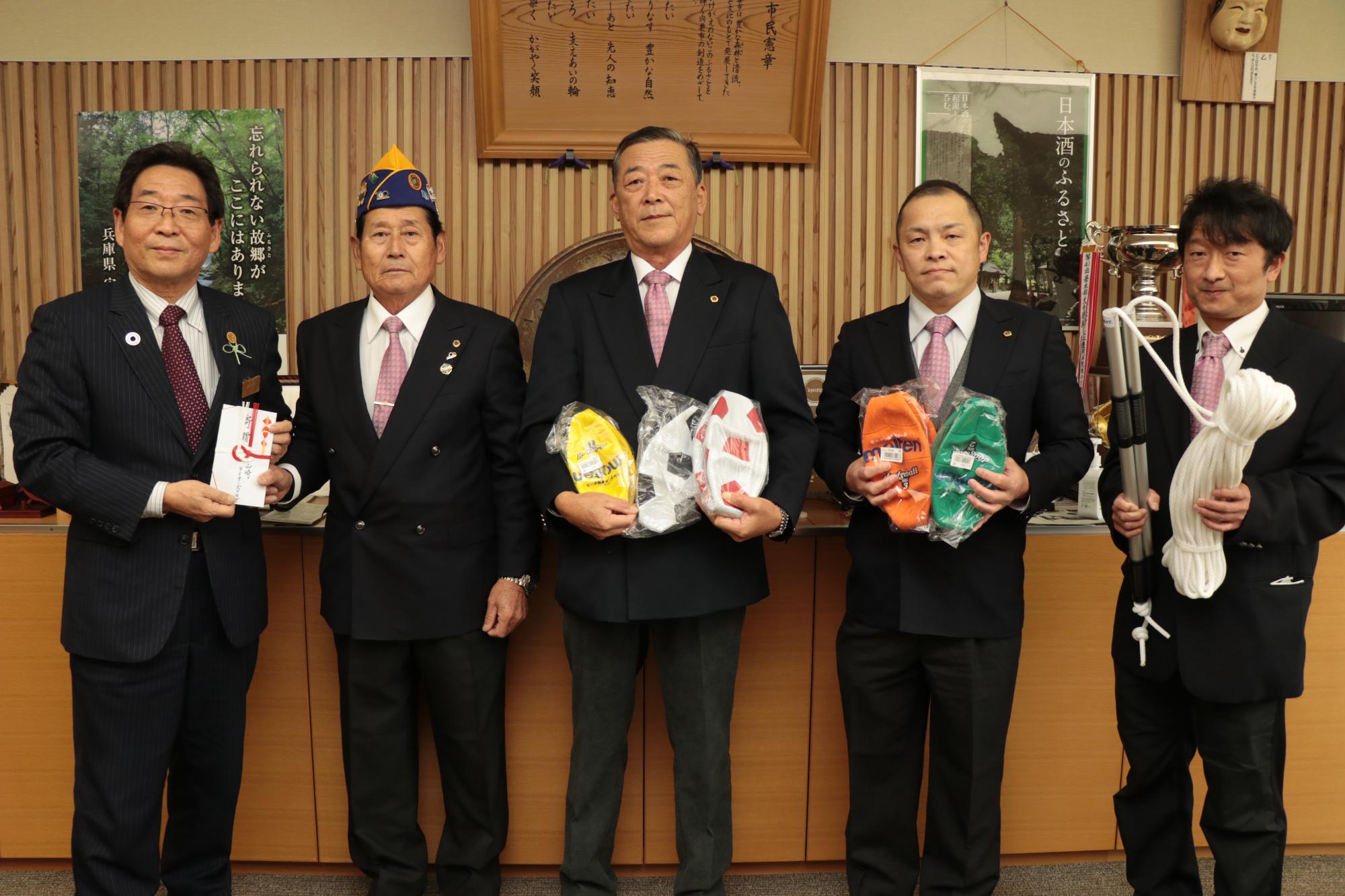 左から福元市長、右隣に目録を手渡す小林健志さんほか山崎ライオンズクラブのみなさんの写真