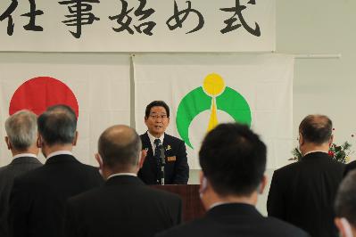 令和3年仕事始め式で職員を前に話す福元市長の写真