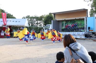黄色や赤や青の衣装をきてよさこいを踊る人たちの写真