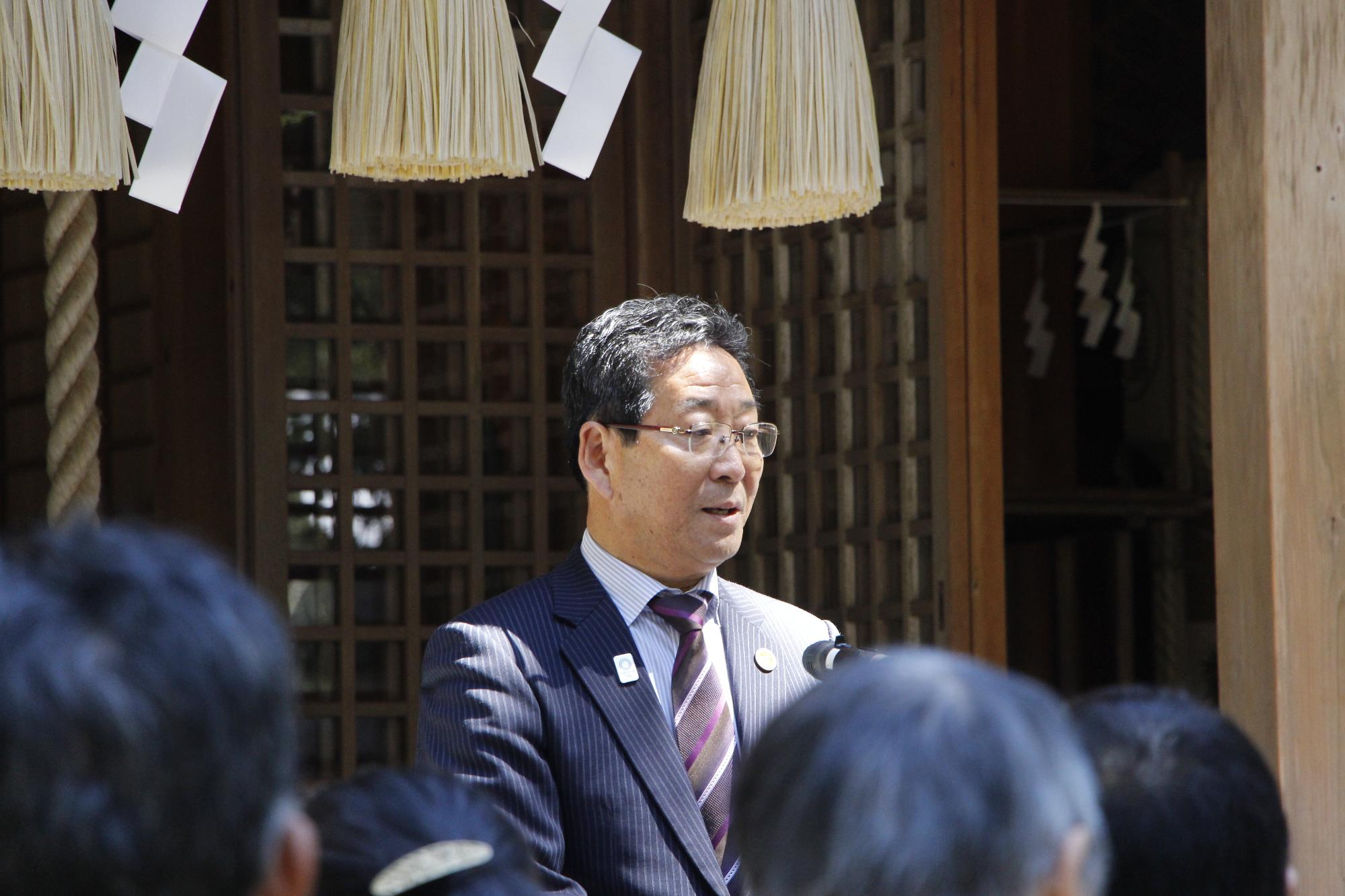 三笑蔵出式で参加者を前に話す市長の写真
