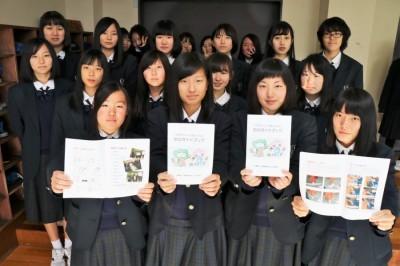 ガイドブックをもつ山崎高等学校の女子生徒たちの写真