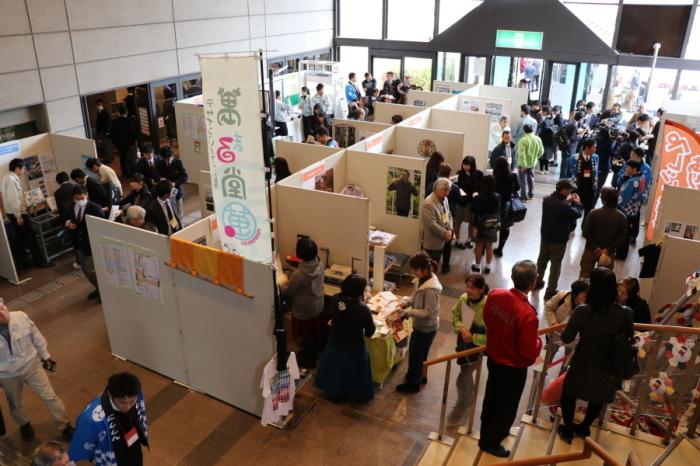 山崎文化会館にて企業ブースで説明を受ける高校生達の写真