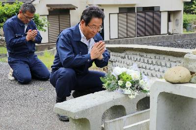 一宮町西公文にて献花をする市長の写真