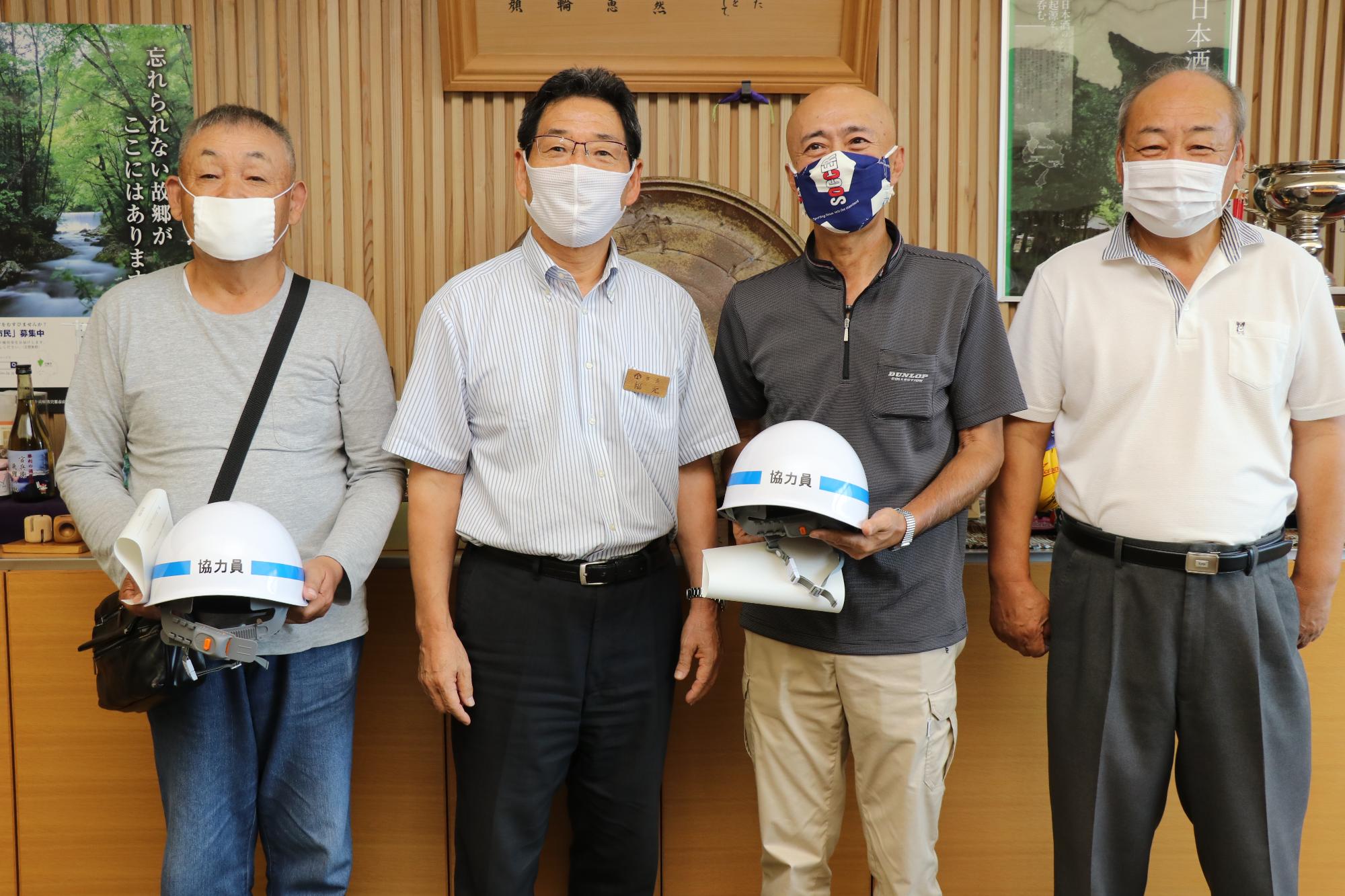 左から岡本さん、市長、清水さんが並んで笑っている写真