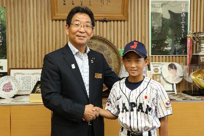 野球のユニホームを着た高畑選手と福元市長が握手している写真
