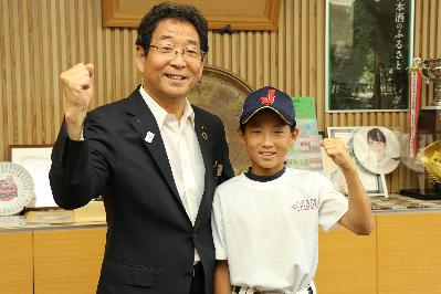 表敬訪問した高畑選手と市長の写真