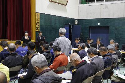 山崎東中学校タウンミーティングで椅子に座った参加者の一人が立って質問をしている写真