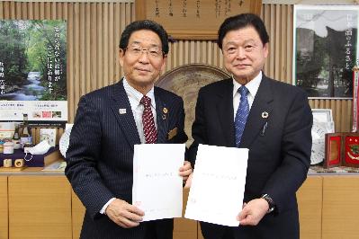 宍粟市社会福祉協議会秋武会長と福元市長が契約書を手に並んでいる写真