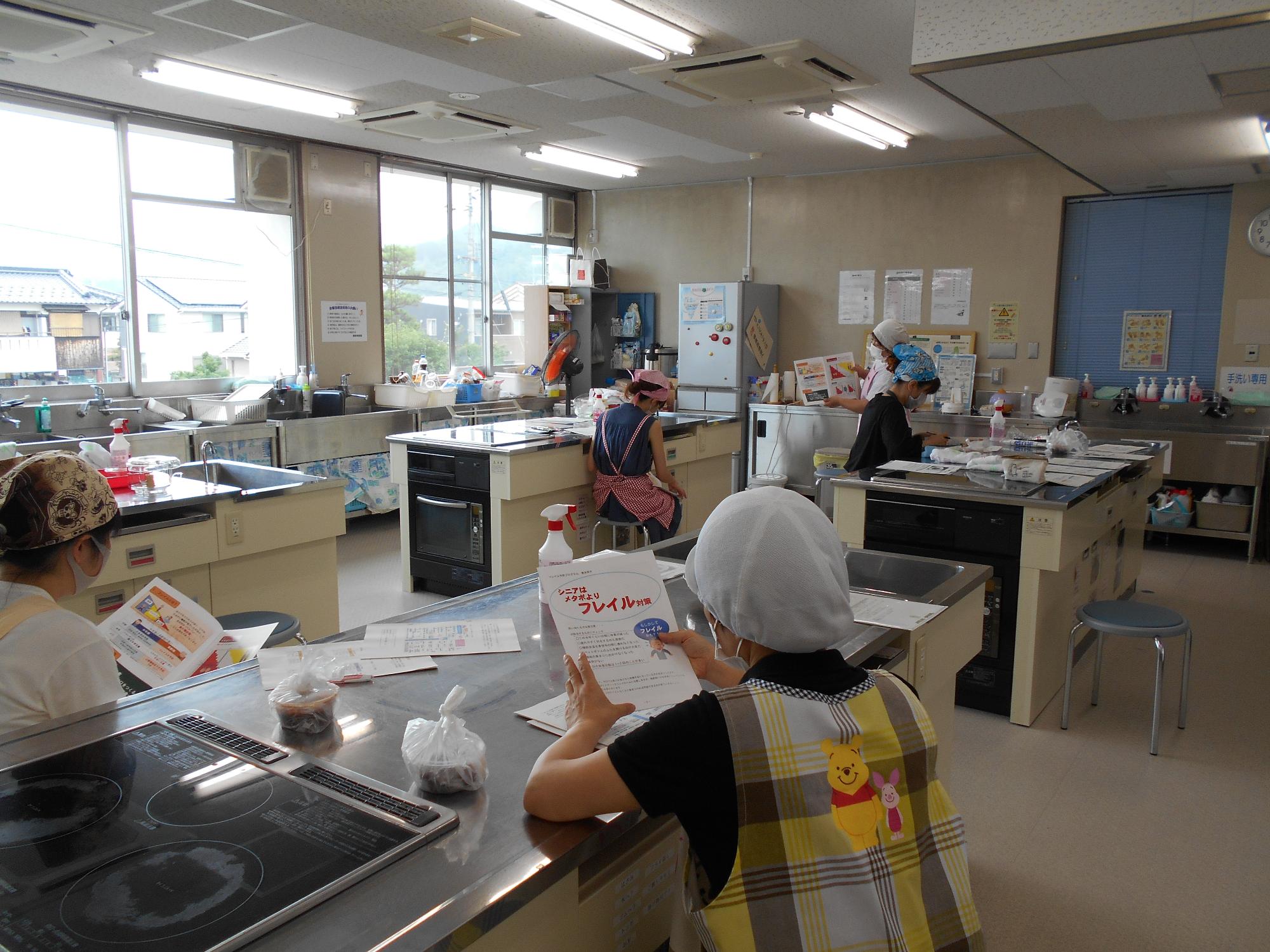 会員が調理室で栄養講座を受講している写真