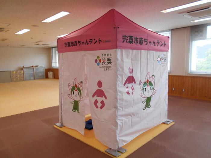 ピンクの屋根、薄ピンクの壁に宍粟市のキャラクターが印刷された赤ちゃんテントの外観写真