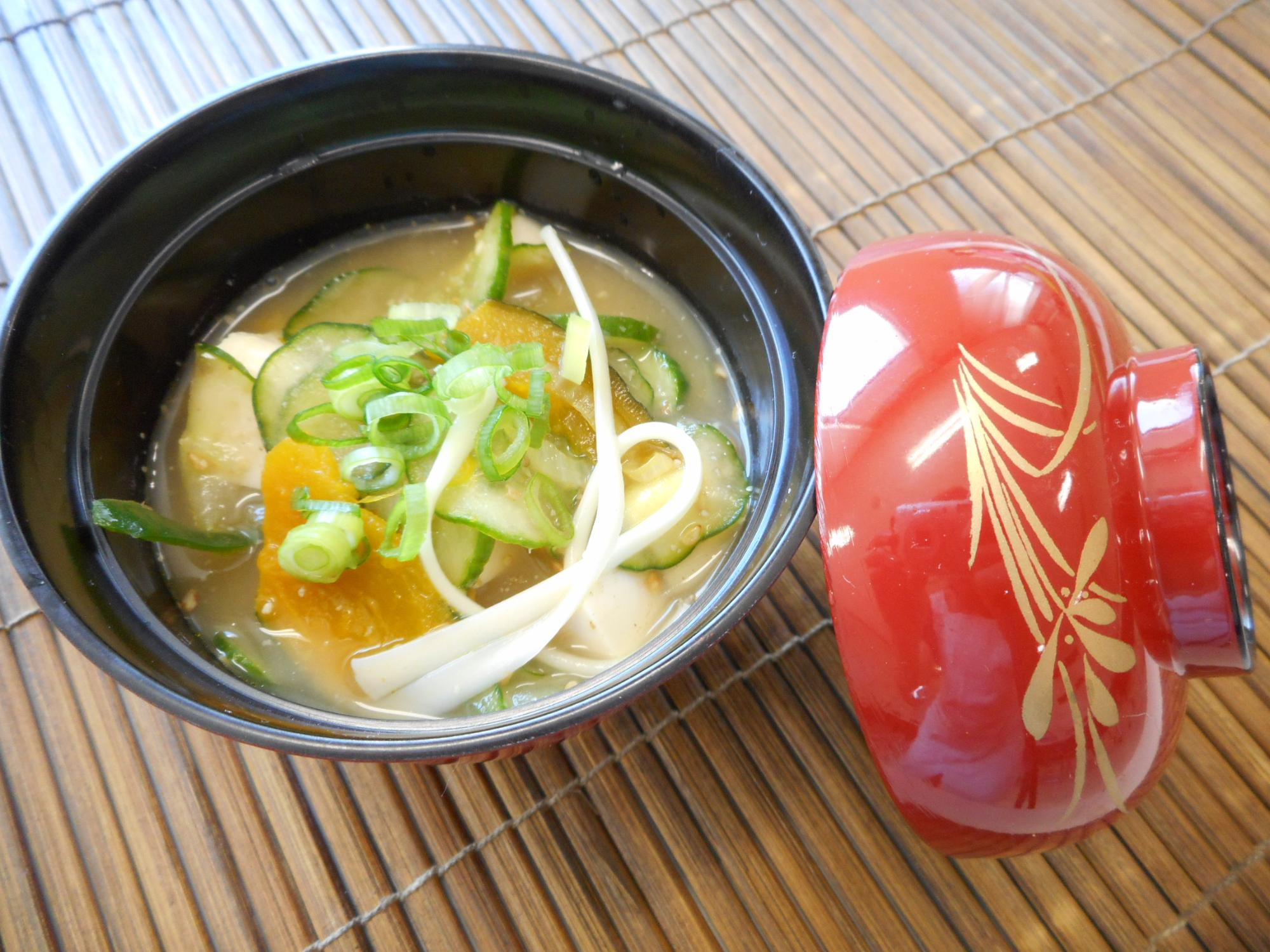 夏野菜バージョンおわんに入ったそうめんのばち汁の写真