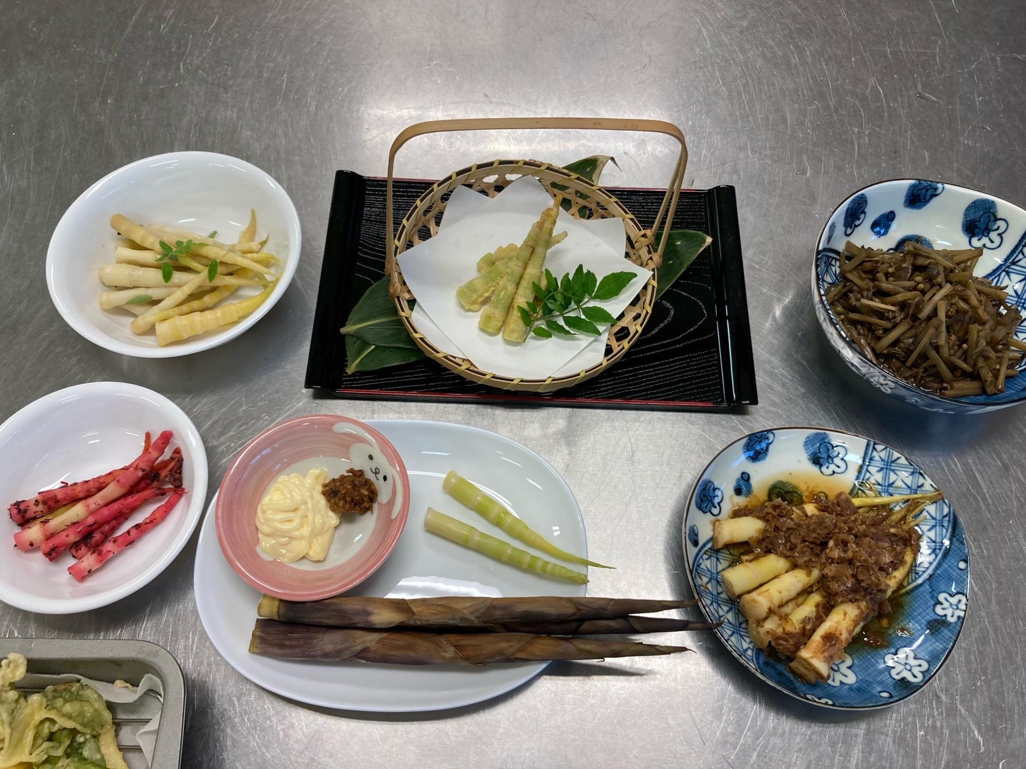 すずこを使用した料理がステンレスのキッチン台に並んでいる写真