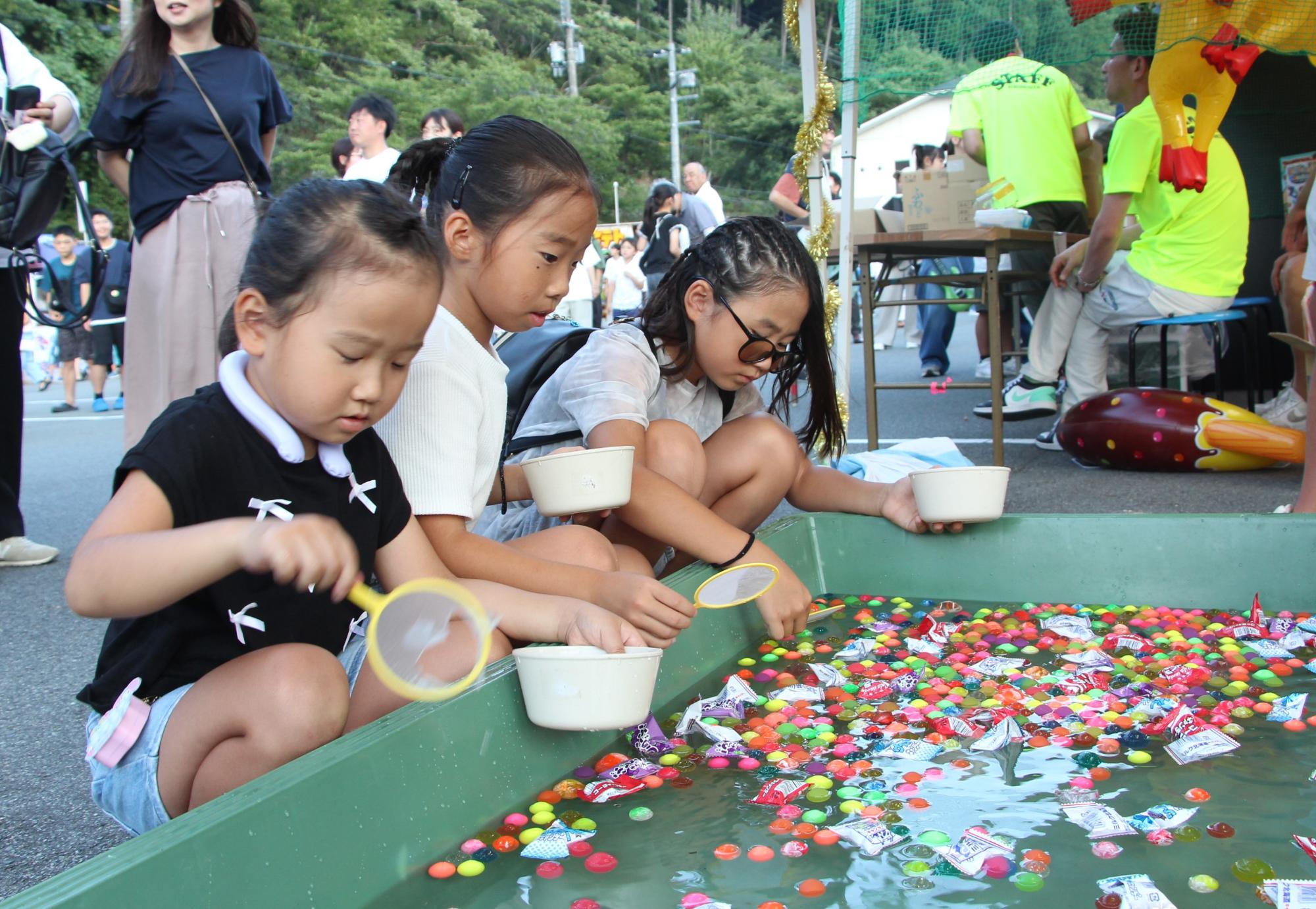 スーパーボールすくいをしている子どもたちの様子