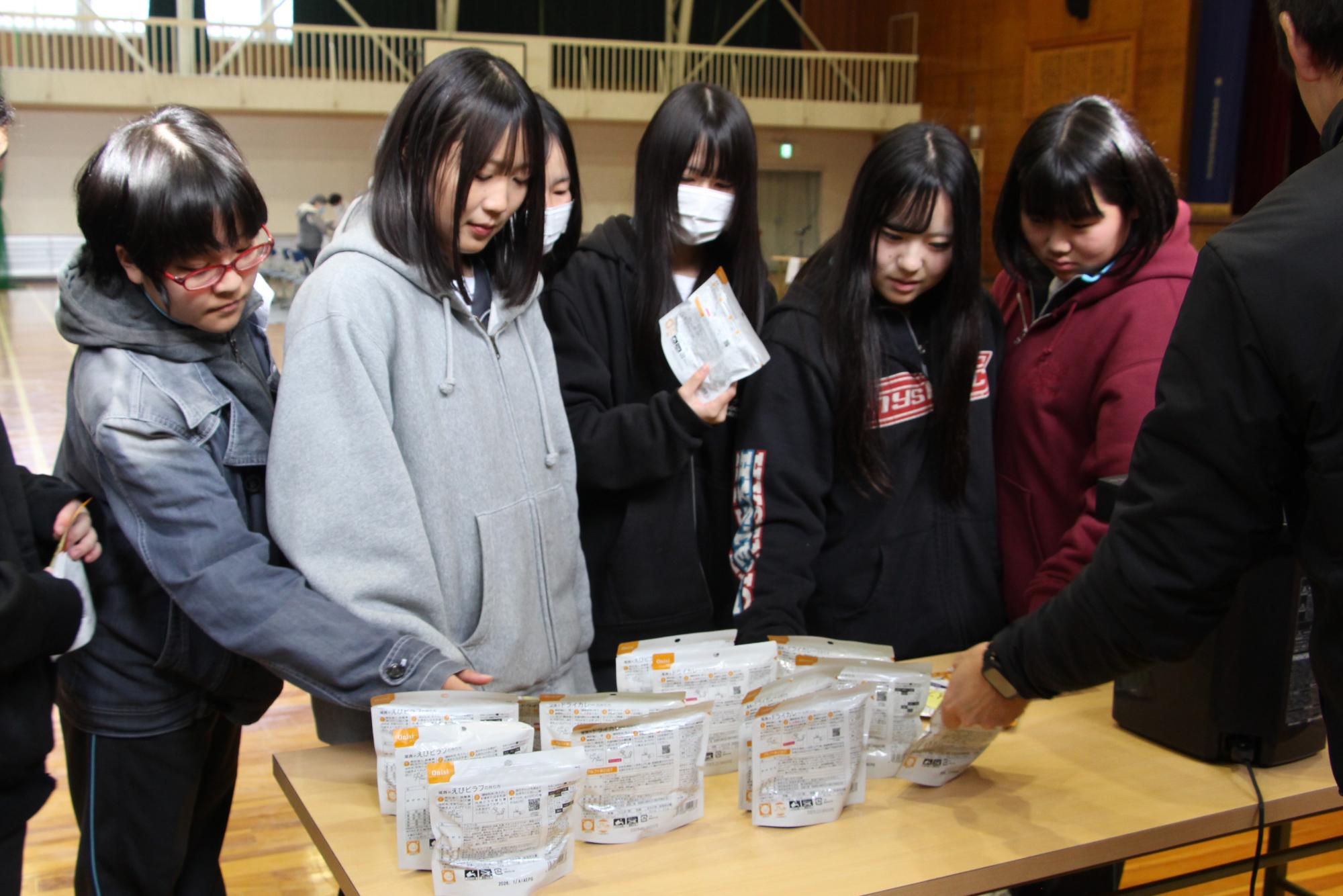 非常食を選んでいる様子