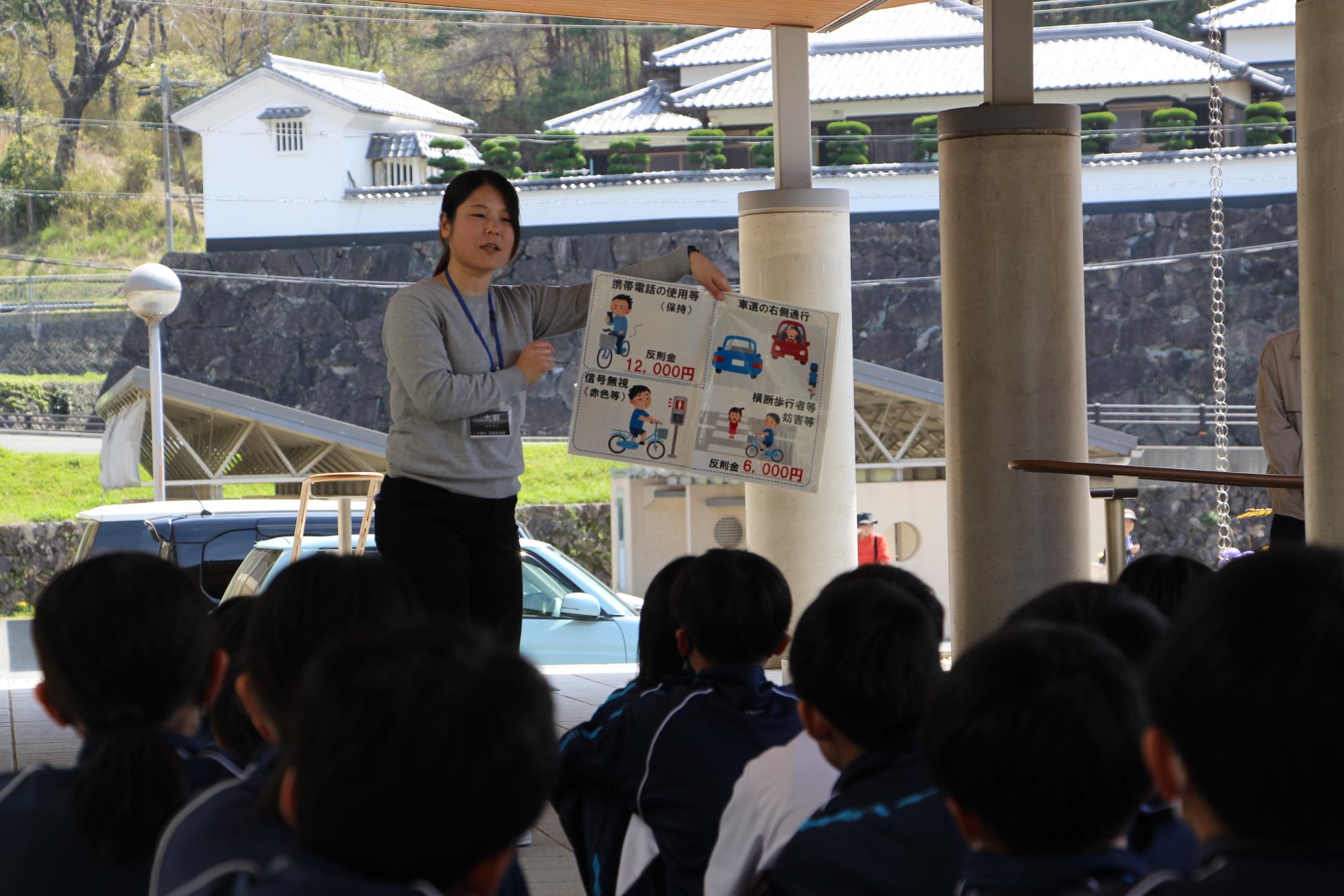自転車への交通反則通告制度について説明をしている様子