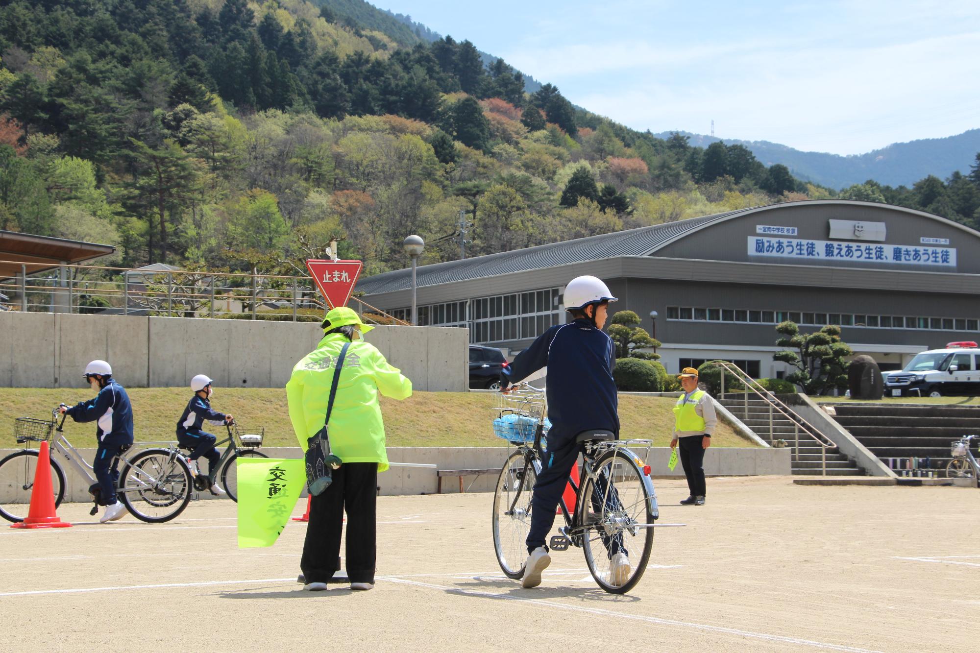 自転車に乗っている中学生が一時停止し、安全確認をしている様子