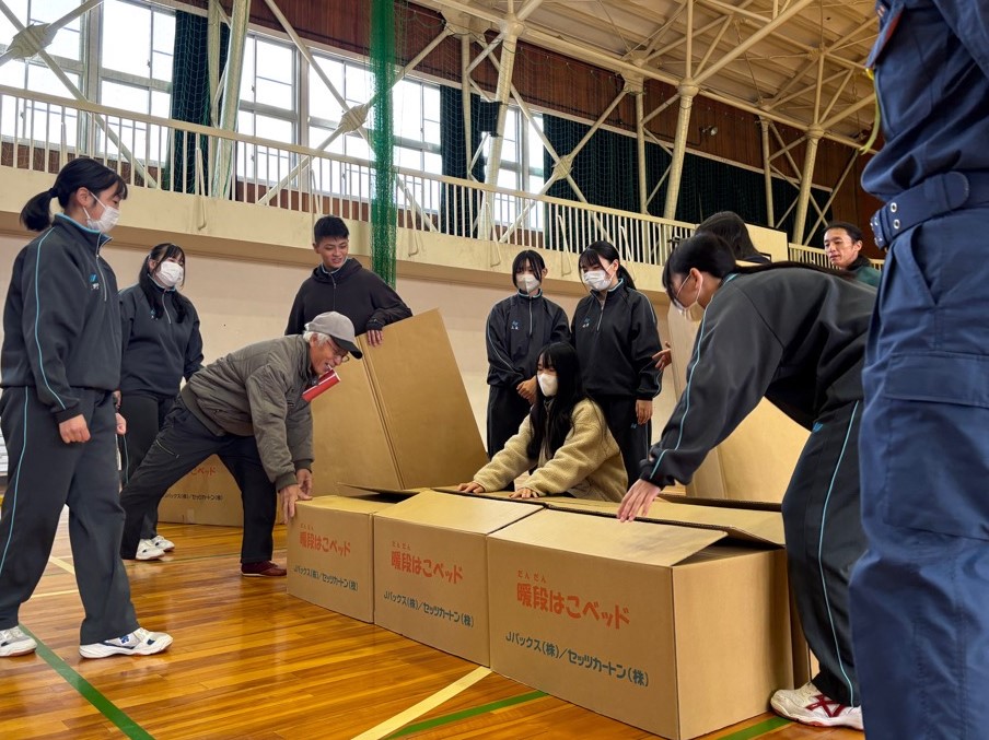 段ボールベッドを組み立てている様子