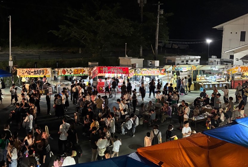 露店が並び賑わっている会場内