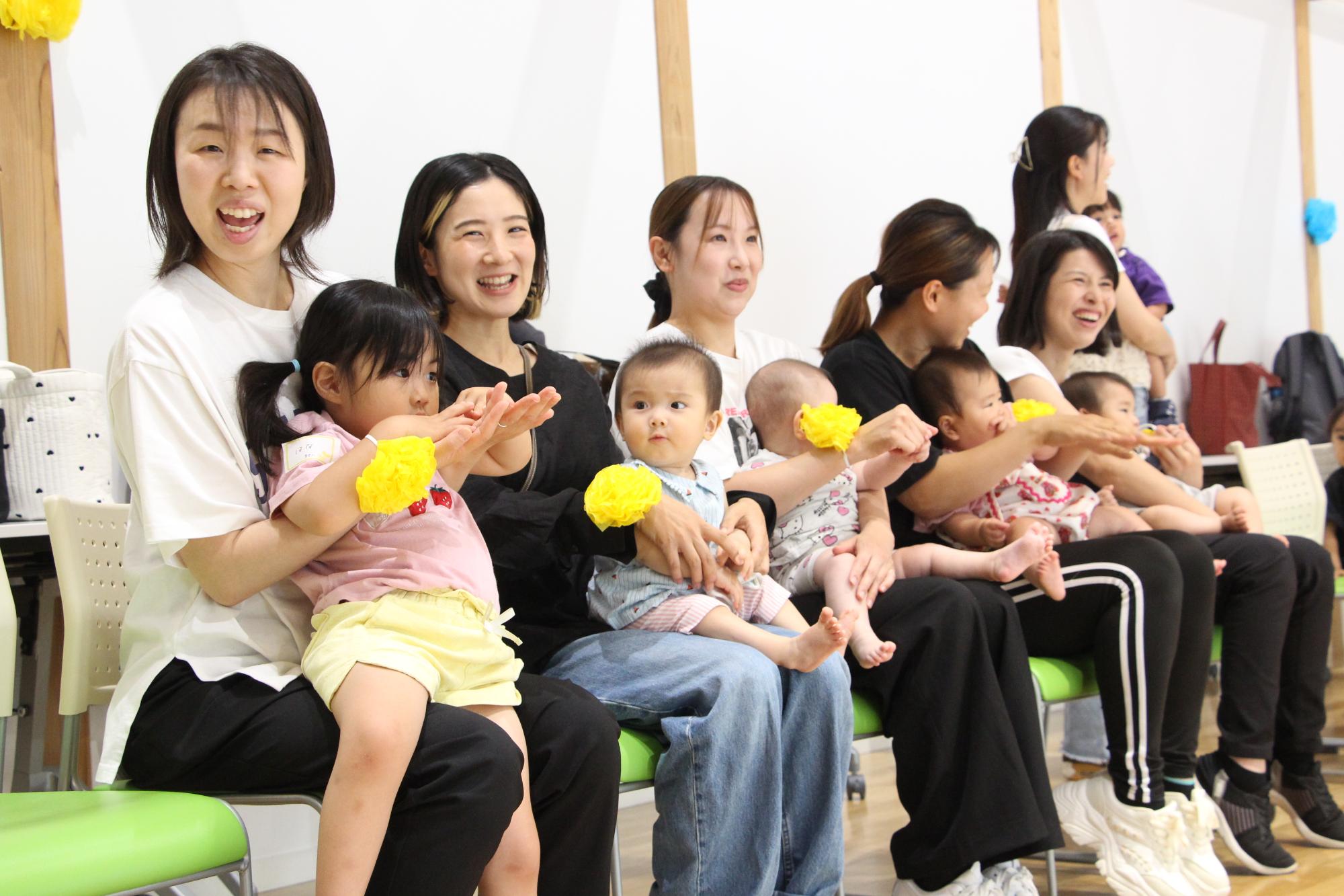 椅子に座って開会あいさつを聞く参加者親子の様子